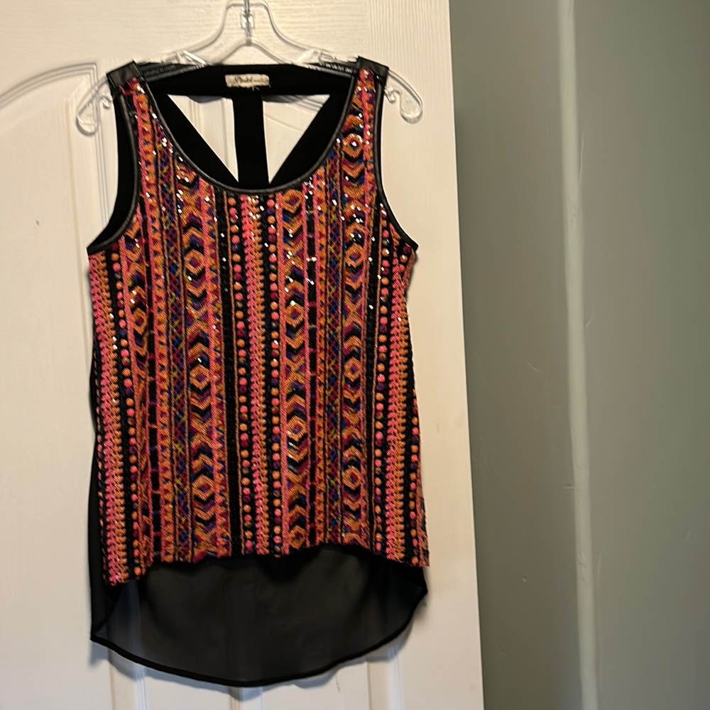 Top with different sequins colors. Finished with leather bias .